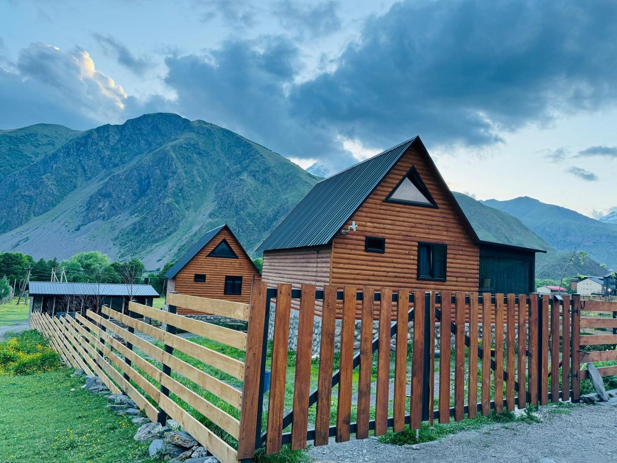 Traveler'S Cottages In Kazbegi Exterior photo